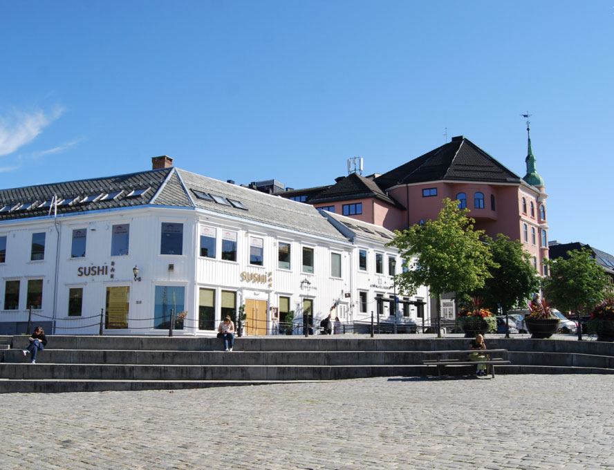 hvitt-trebygg-med-naeringslokaler-i-trondheim-sentrum